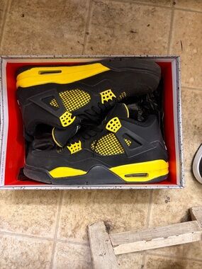 Jordan 4 thunder